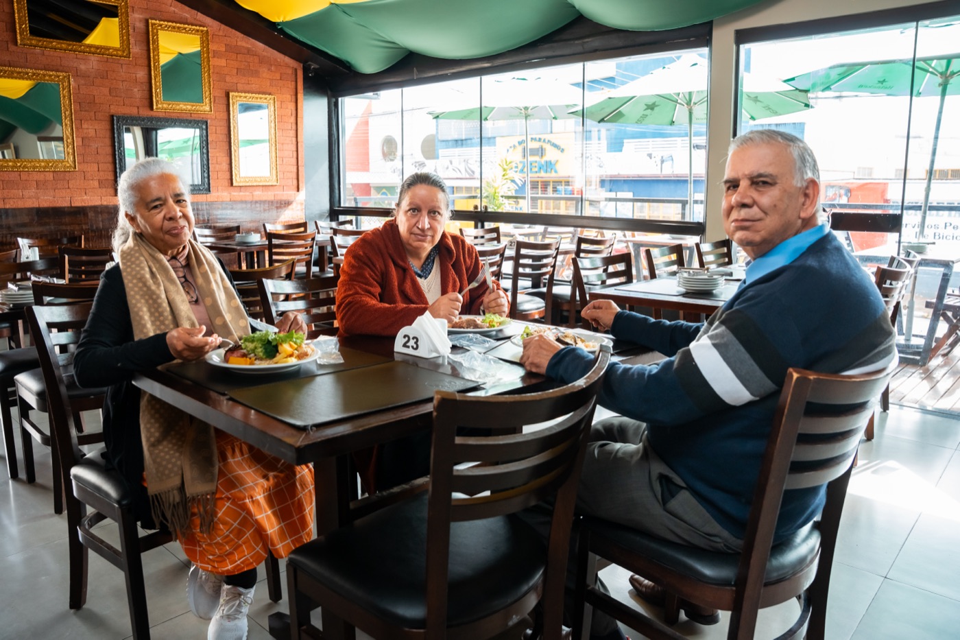 Família almoçando no salão do Braseiro