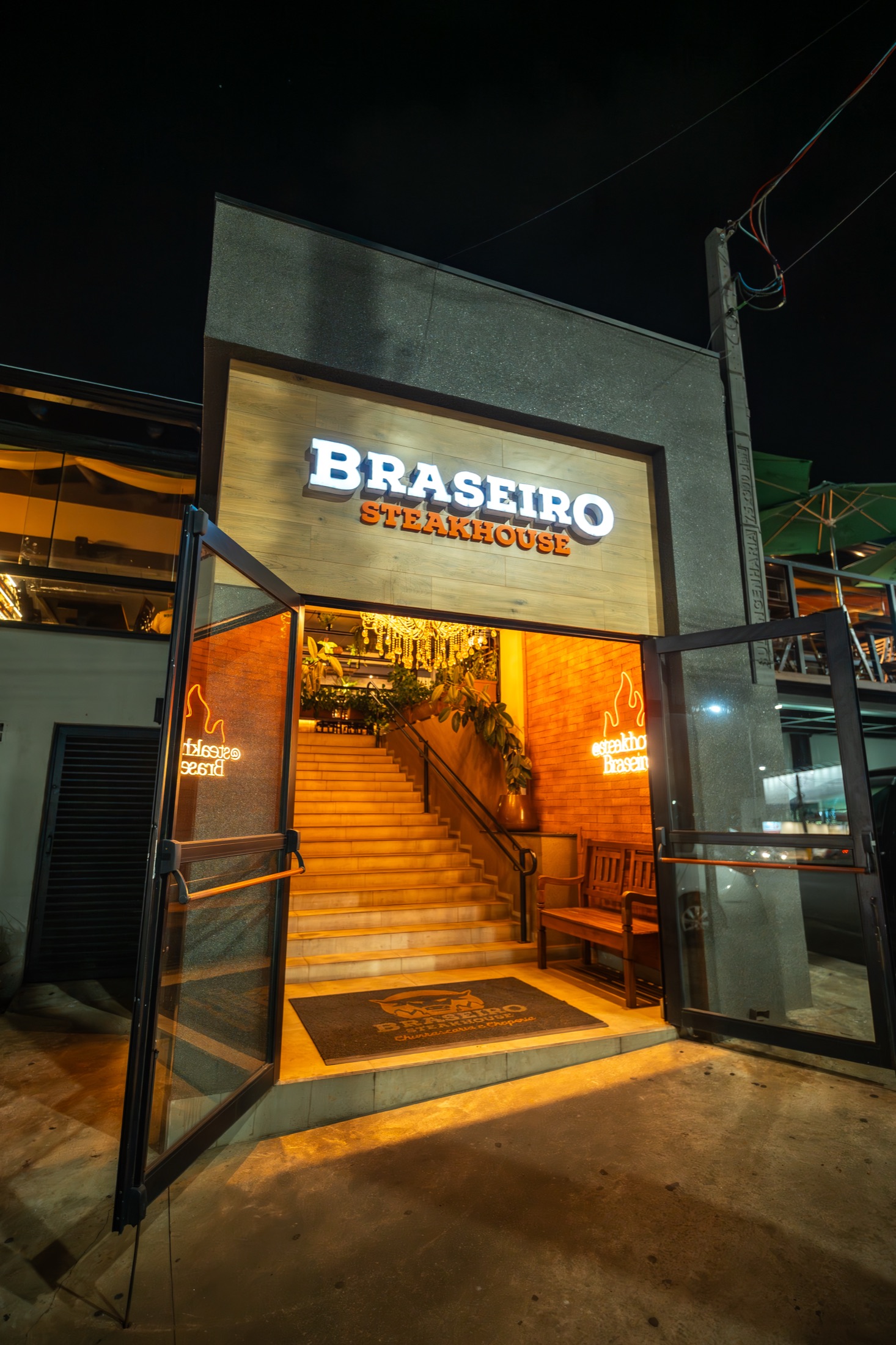 Fachada do Braseiro Steakhouse iluminada à noite